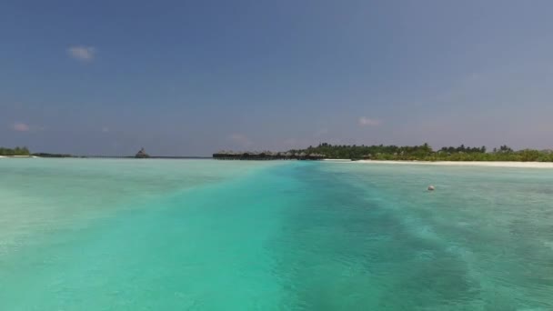 Cabañas bungalow en el mar en la playa del complejo tropical — Vídeos de Stock