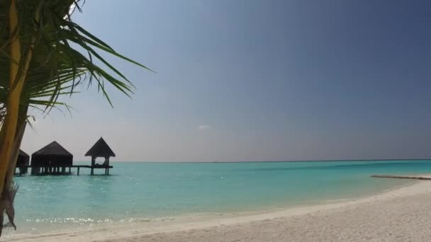 Cabañas bungalow en el mar en la playa del complejo tropical — Vídeos de Stock