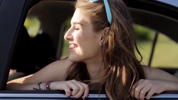 Happy teenage girls or women in car at seaside 63 — Stock Video