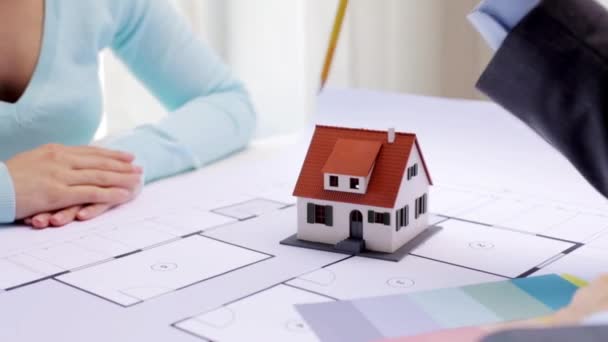 Woman and architect discussing blueprint of house — Stock Video