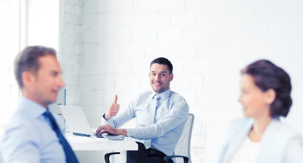 Empresário feliz mostrando polegares no escritório — Fotografia de Stock