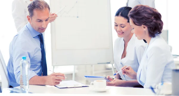 Equipe de negócios discutindo algo no escritório — Fotografia de Stock