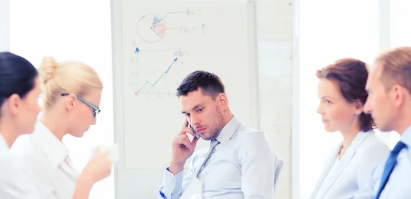 Jefe masculino estresado en reunión de negocios — Foto de Stock