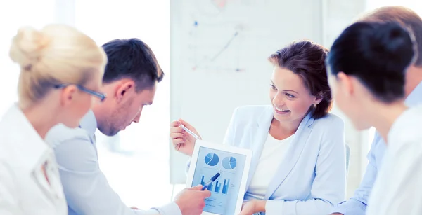 Equipo de negocios discutiendo gráficos en la oficina —  Fotos de Stock