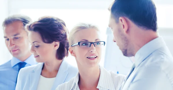 Homme et femme en train de discuter au bureau — Photo