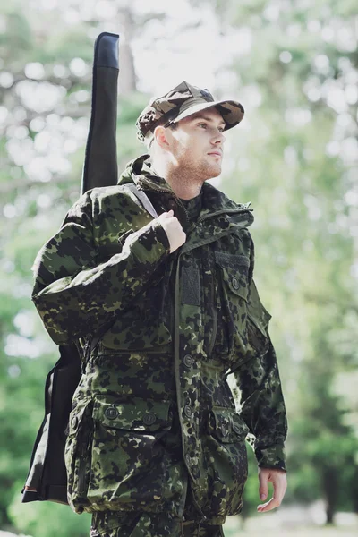 Jeune soldat ou chasseur armé en forêt — Photo