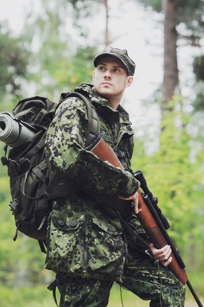 Ung soldat eller jägare med pistol i skogen — Stockfoto