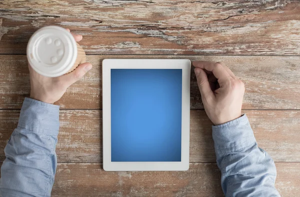 Primo piano delle mani maschili con tablet pc e caffè — Foto Stock