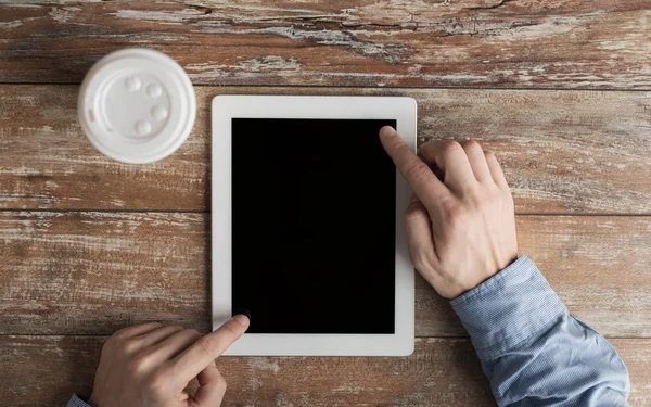 Nahaufnahme männlicher Hände mit Tablet-PC und Kaffee — Stockfoto