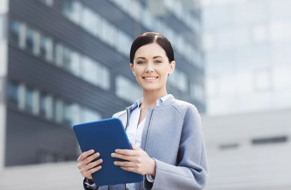 Smiling business woman with tablet pc in city — Stock Photo, Image