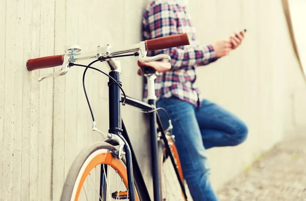 Primer plano de la bicicleta de engranaje fijo hipster y el hombre —  Fotos de Stock