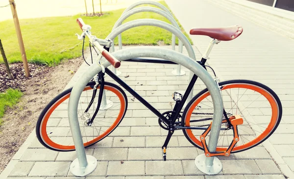 Nahaufnahme von abgesperrtem Fahrrad auf Straßenparkplatz — Stockfoto