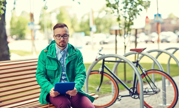 Trauriger junger Hipster mit Tablet-PC und Fahrrad — Stockfoto