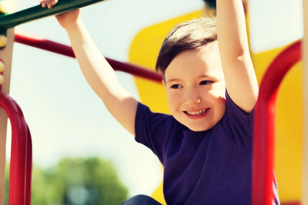 Glad liten pojke klättring på lekplats — Stockfoto