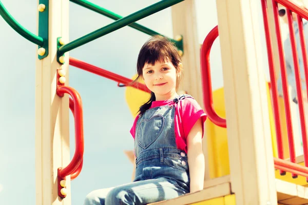 Bambina felice nel parco giochi per bambini — Foto Stock