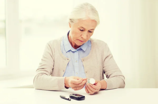 Seniorin mit Blutzuckermessgerät — Stockfoto