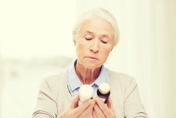 薬で年配の女性が自宅に jar ファイルします。 — ストック写真
