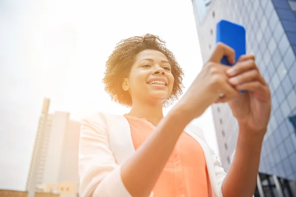 Glada afrikanska affärskvinna med smartphone — Stockfoto