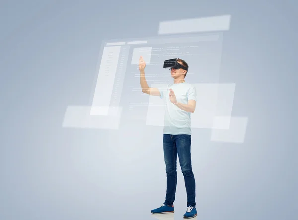 Gelukkig man in virtuele werkelijkheid hoofdtelefoon of 3D-bril — Stockfoto