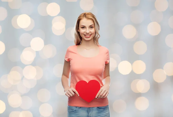 Mulher feliz ou menina adolescente com forma de coração vermelho — Fotografia de Stock