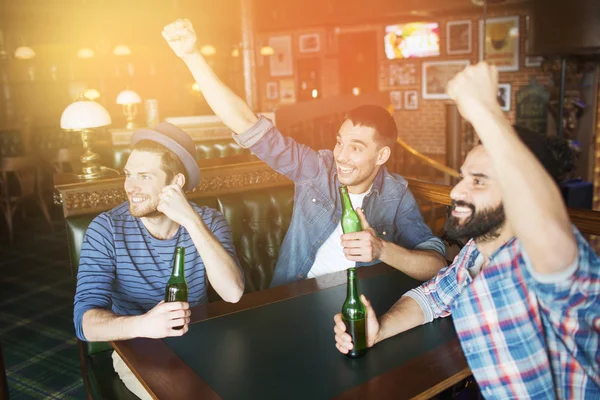 Glückliche männliche Freunde, die Bier in der Bar oder Kneipe trinken — Stockfoto