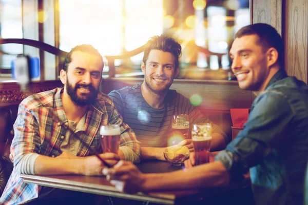 Friends taking selfie and drinking beer at bar — Stock Photo, Image