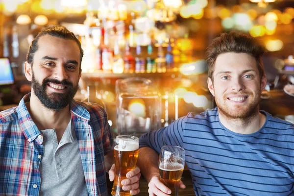 Mutlu erkek arkadaşlar bira içme bar veya pub — Stok fotoğraf