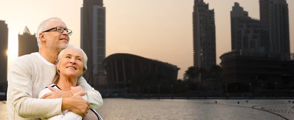 高级夫妇拥抱在迪拜城市背景 — 图库照片