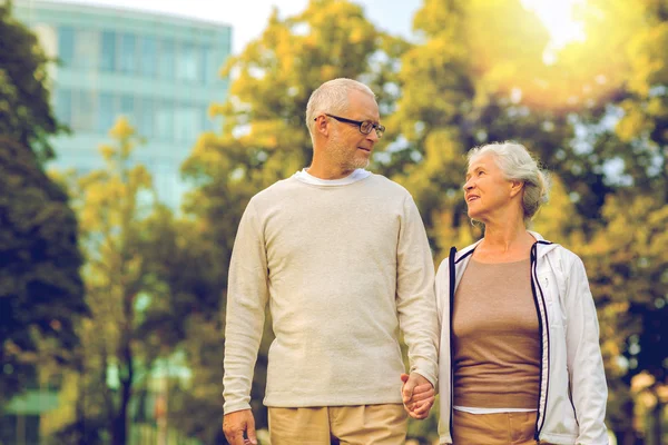 Senior couple in city park — Stock Photo, Image