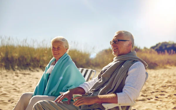 Glückliches Seniorenpaar im Liegestuhl am Sommerstrand — Stockfoto