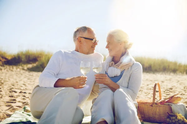 Счастливая пожилая пара беседует на летнем пляже — стоковое фото