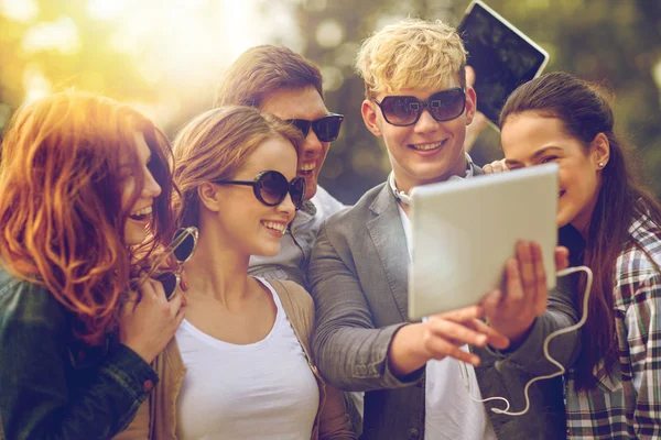 Studenter eller tonåringar med TabletPC med selfie — Stockfoto
