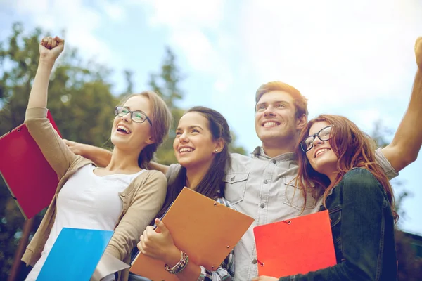 Groupe d'étudiants heureux montrant geste de triomphe — Photo