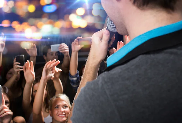 Primer plano de la gente feliz en concierto en el club nocturno — Foto de Stock