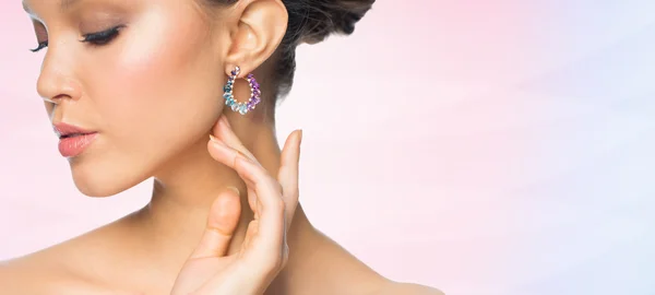 Close-up van de mooie vrouw gezicht met earring — Stockfoto