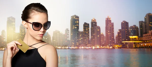 Bella giovane donna in eleganti occhiali da sole neri — Foto Stock