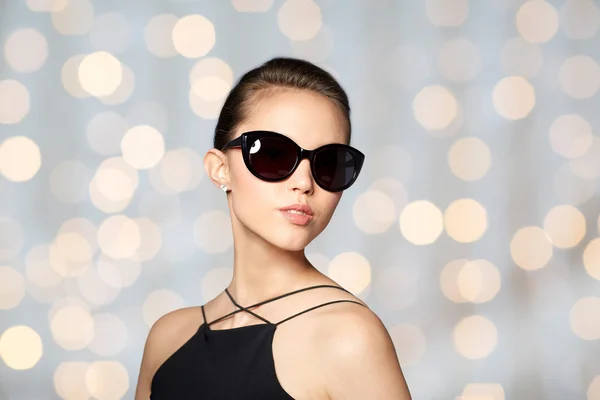 Hermosa mujer joven en elegantes gafas de sol negras —  Fotos de Stock