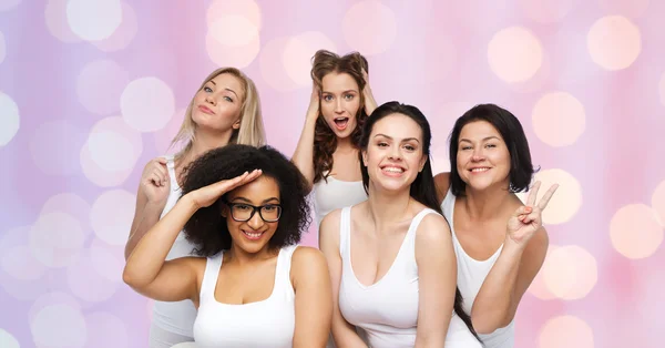 Groupe de femmes heureuses en sous-vêtements blancs s'amuser — Photo