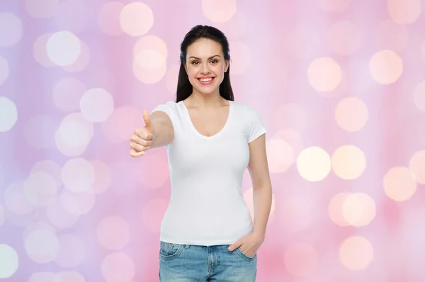 Gelukkig womanin wit t-shirt met duimen omhoog — Stockfoto