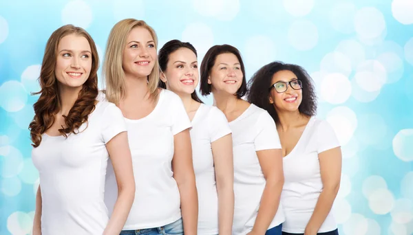 Grupo de felices mujeres diferentes en camisetas blancas — Foto de Stock