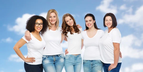 Grupa szczęśliwych kobiet w białych t-shirtach — Zdjęcie stockowe