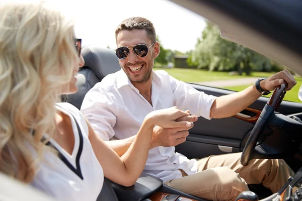Счастливые мужчина и женщина за рулем автомобиля — стоковое фото