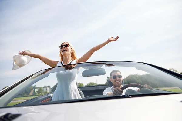 Šťastný muž a žena v autě kabriolet — Stock fotografie