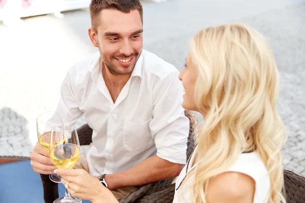 Casal feliz beber vinho no restaurante ao ar livre — Fotografia de Stock