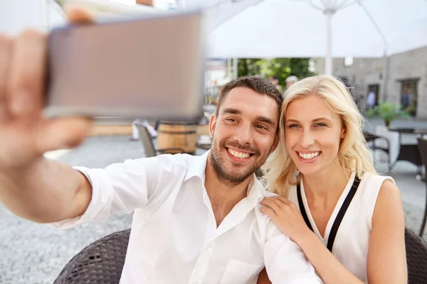 Pareja tomando selfie con smatphone en restaurante —  Fotos de Stock