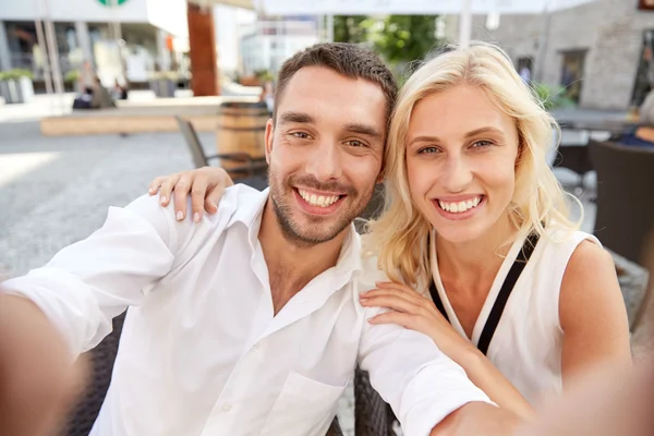 Casal feliz tomando selfie no terraço do restaurante — Fotografia de Stock