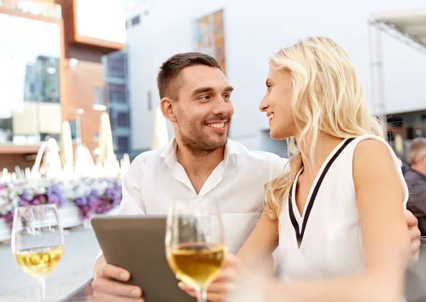 幸福的夫妇与 tablet pc，在露台餐厅 — 图库照片