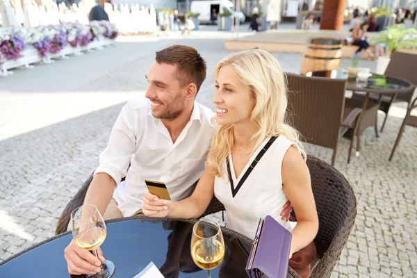 Šťastný pár s peněženkou platební účet v restauraci — Stock fotografie