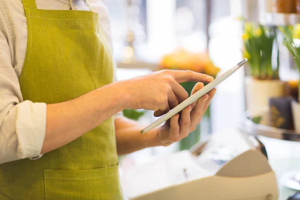 Close-up de homem com tablet pc na loja de flores — Fotografia de Stock