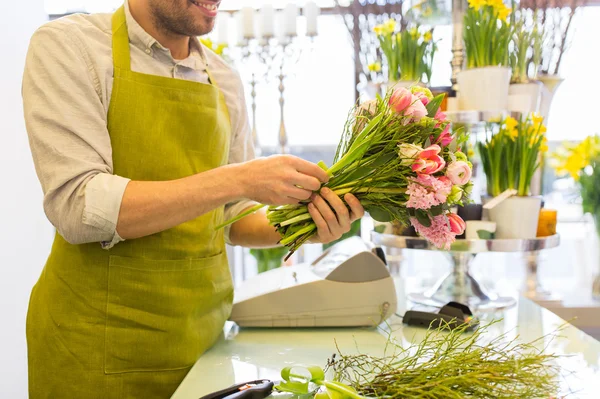 Nahaufnahme eines Blumenhändlers mit Strauß im Blumenladen — Stockfoto